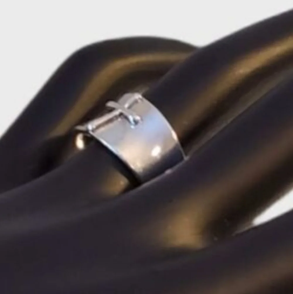 S925 Plated Wide Band Cross Ring Sz 8 • Unisex • Good Condition
